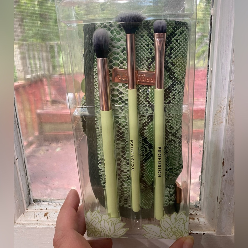 Profusion Cosmetics Desert Sage Brush and Bag Set